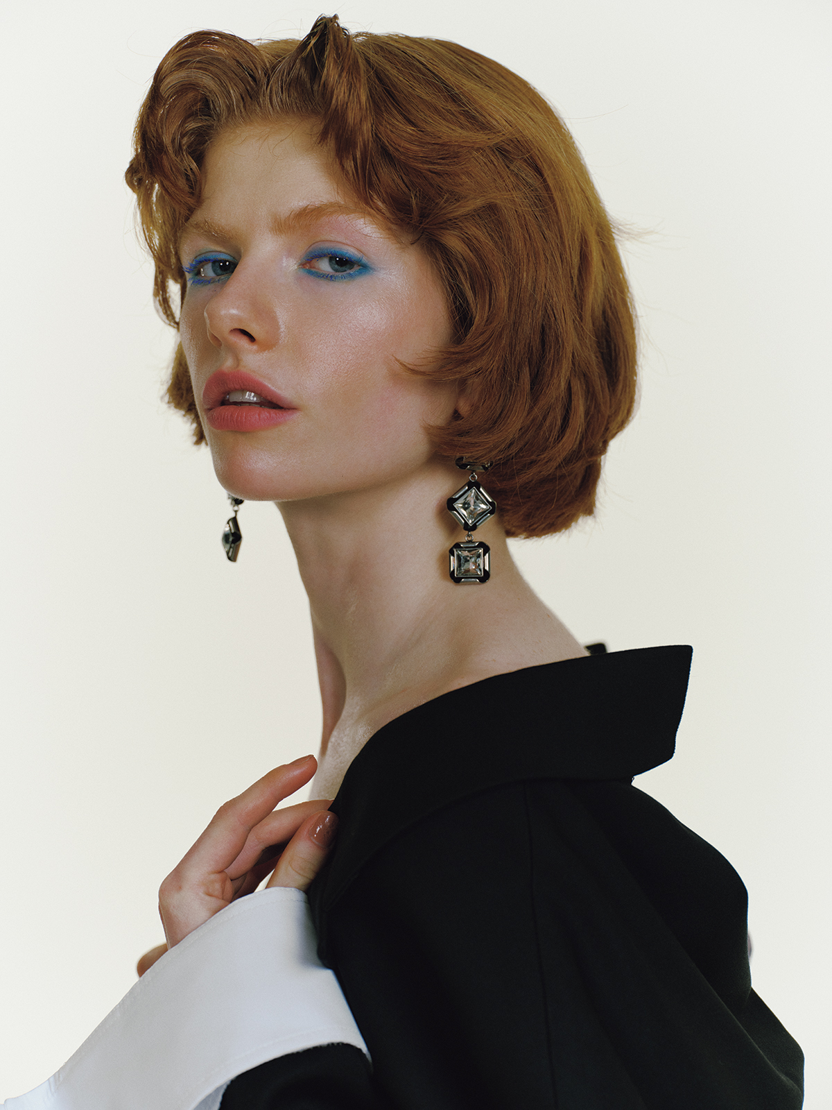 ドレス￥1,430,000　ピアス￥148,500／ともにGivenchy by Sarah Burton（ジバンシィ ジャパン）