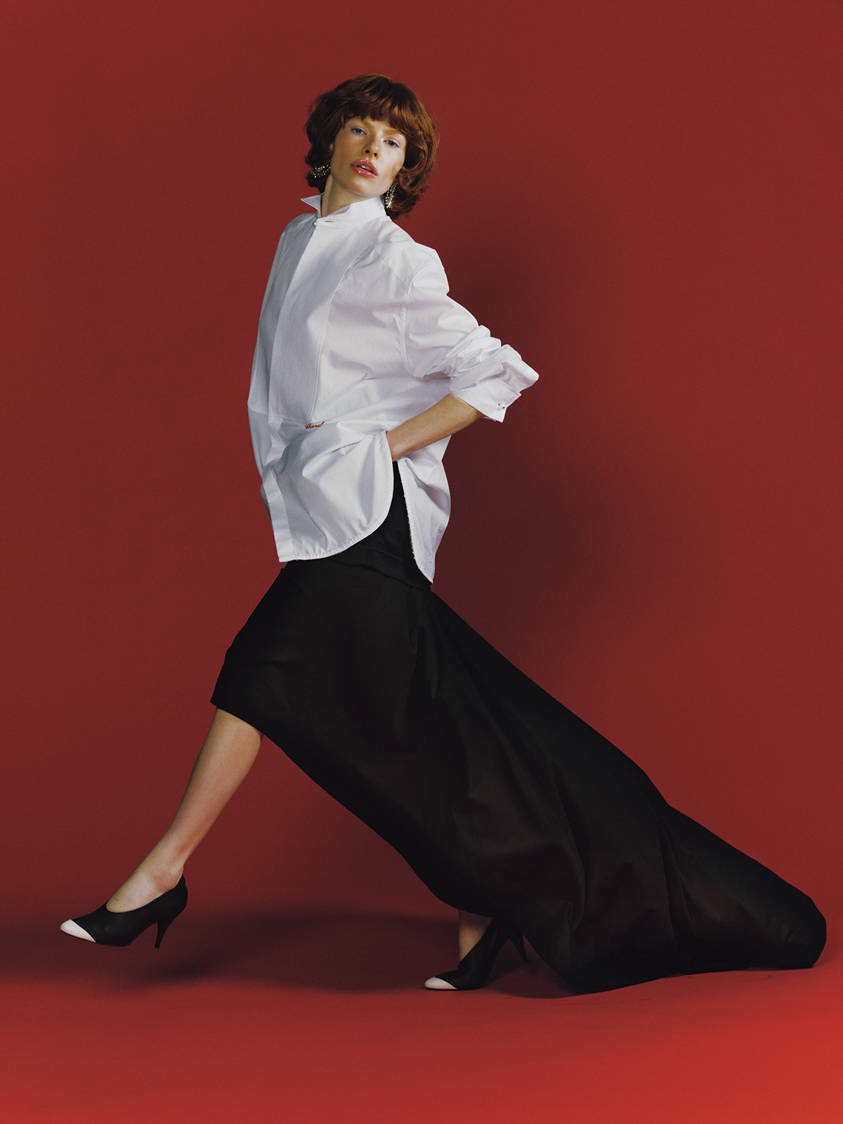 シャツ￥706,200　スカート￥1,122,000　ピアス￥172,700　シューズ￥217,800（すべて予定価格）／Chanel（シャネル カスタマー ケア センター）