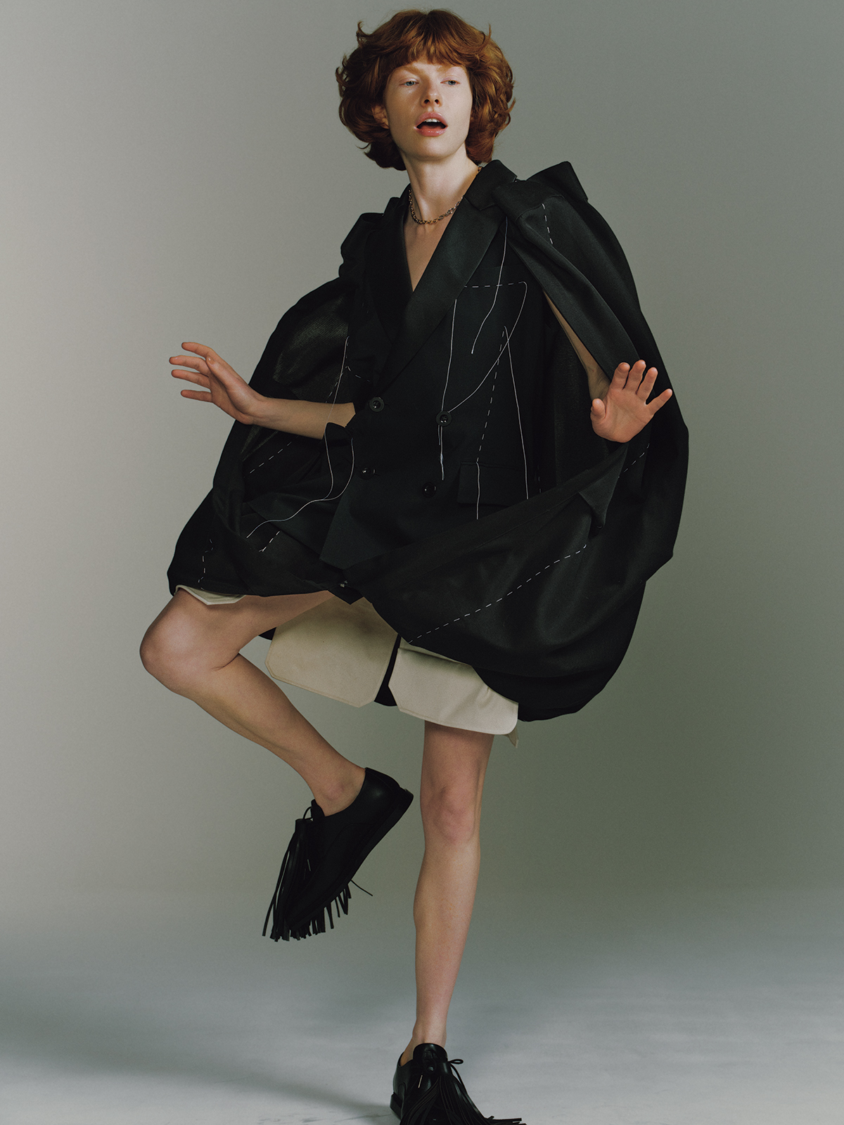 ドレス￥253,000　スカーフネックレス（ネックレスのみ使用）￥63,800　シューズ￥132,000／すべてSacai（サカイ）