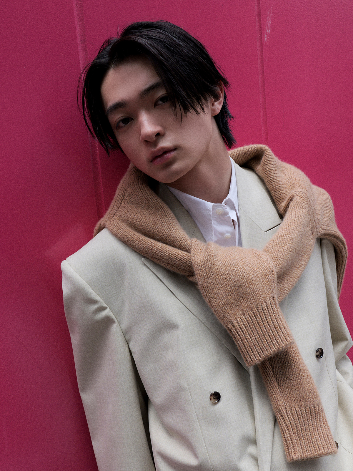 ジャケット¥599,500　ニット
¥300,300　シャツ¥84,000　パンツ¥239,800　シューズ¥407,000 （参考色） ／すべてBottega Veneta （ボッテガ・ヴェネタ ジャパン）