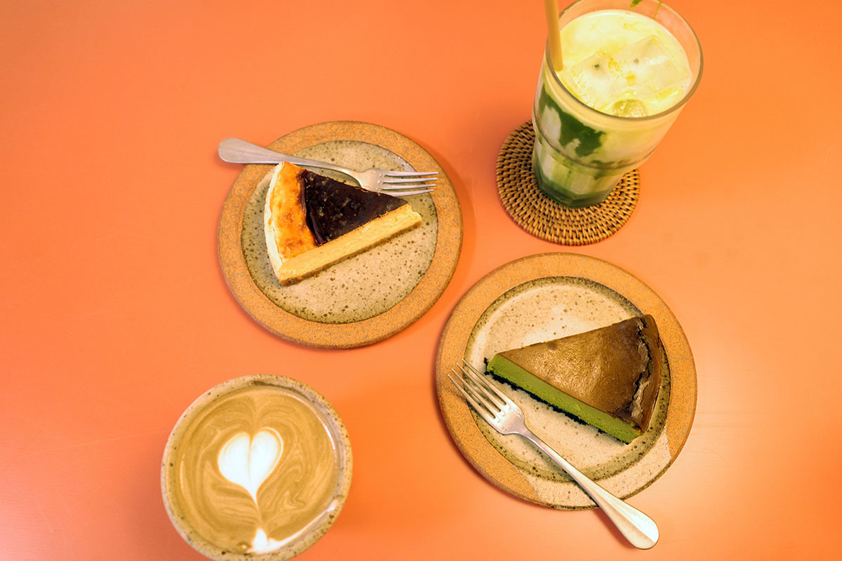 ニューヨークチーズケーキ ¥770 抹茶チーズケーキ ¥825 抹茶ラテ、焙じ茶ラテ 各¥715