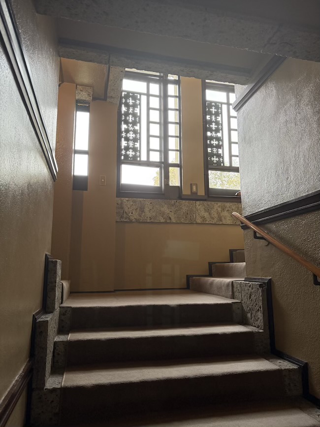 とにかく至るところに細かいライトのデザインが。4つの四角が繋がる、日本の仏具にも似たデザインの窓。本当に仕事が細かい……！