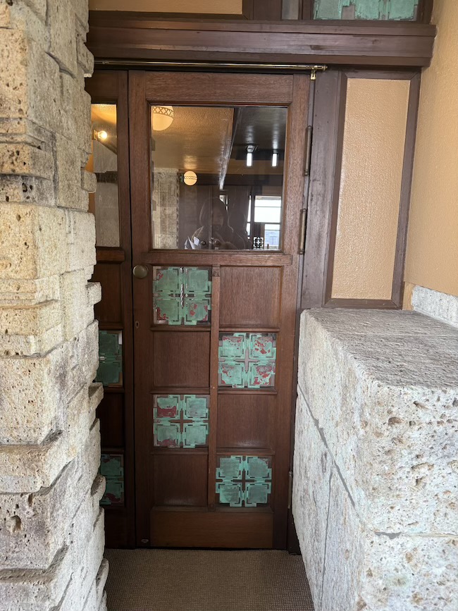 こだわりが感じられるドア。上に2つ、下に1つの蝶番、ドアノブの高い位置にもご注目を。