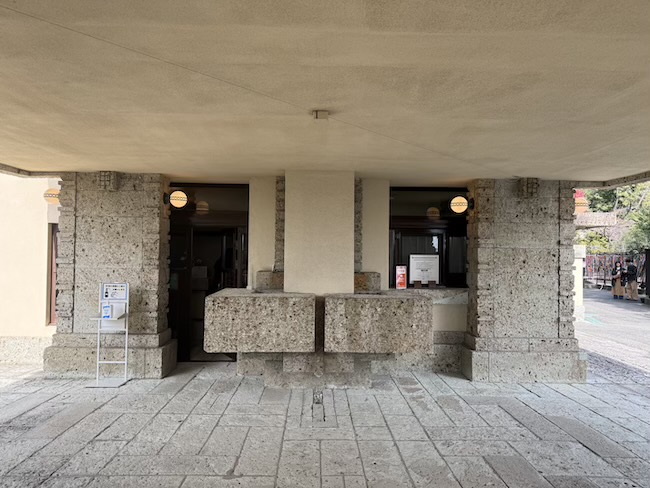大谷石がふんだんに使用され、シンメトリーが美しい入り口。