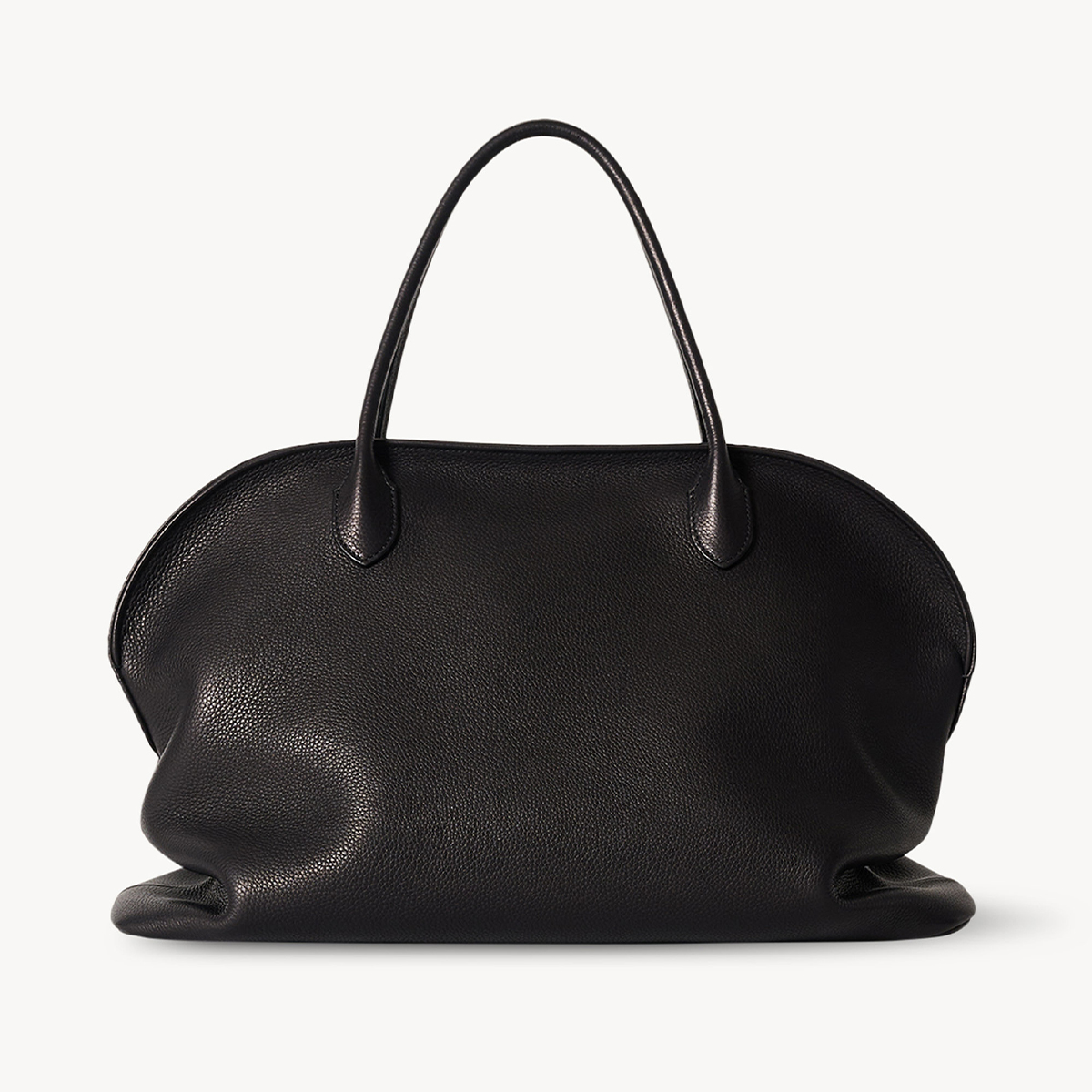 バッグ (W38.5×H22×D21cm)※実寸 ¥844,000/The Row(ザ・ロウ・ジャパン 03-4400-2656)