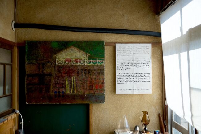 壁に掛けられた祖父の描いた絵画と自作のカレンダー。