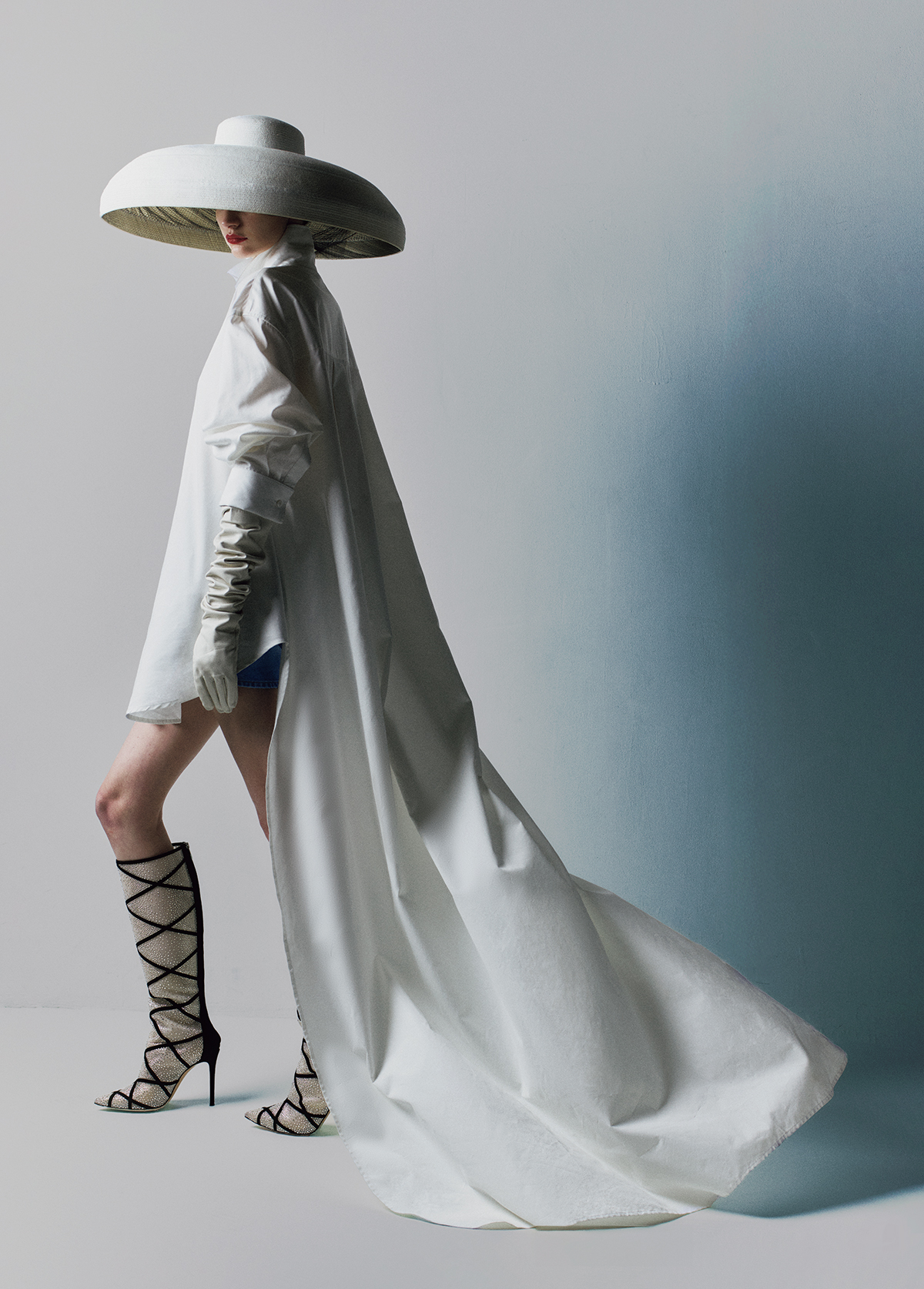 シャツ¥451,000　グローブ¥161,700（ともに予定価格）／Balenciaga（バレンシアガ クライアントサービス）　デニムショートパンツ¥19,800／Calvin Klein（カルバン・クライン カスタマーサービス）　ハット¥550,000／Saki et show（オートモード平田）　ロングブーツ¥1,667,000／Gianvito Rossi（ジャンヴィト ロッシ ジャパン カスタマーサービス）