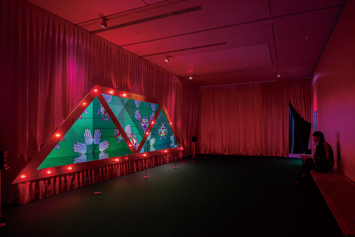 滋賀県立美術館での個展のために、笹岡が滋賀の継続型就労支援B型作業所「蓬莱の家」と共に制作した《タイマツ》（2026）。ワンカットの撮影で予測できないバグを発生させた。