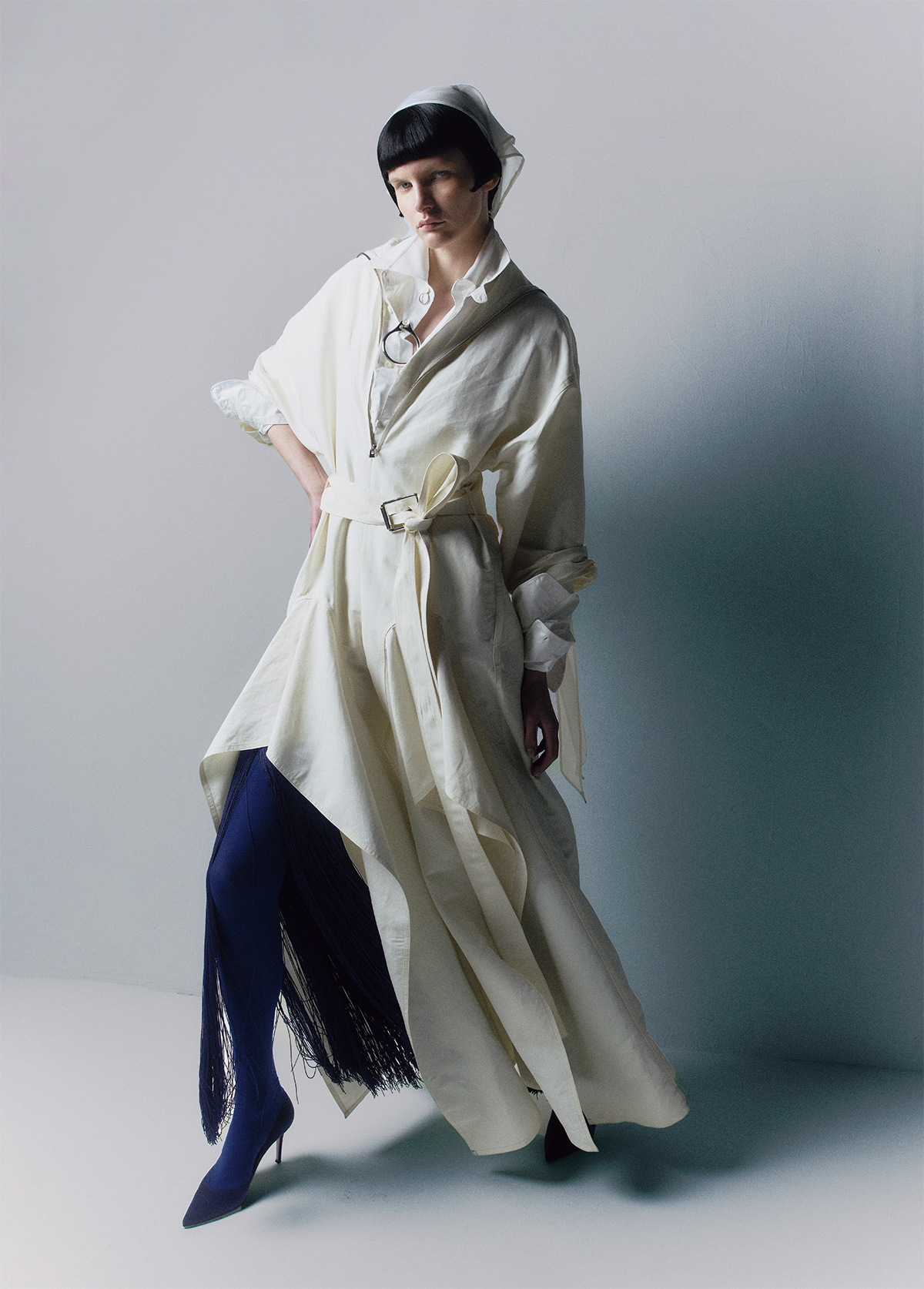 オールインワン¥471,900　フリンジソックス¥354,200／ともにAlaïa（リシュモン ジャパン アライア）　上からネックボタン付きシャツ¥46,200／Youth Of The Water（ユース オブ ザ ウォーター）　シャツ￥39,600／Auralee（オーラリー）　シアーヘアカチューシャ¥38,500／Merrma（フィルグ ショールーム）　上からボタンジュエリー〈小〉￥90,200 〈大〉￥210,100 ベルトバックルジュエリー￥343,200／すべてAxep（エクセレントプラス）　パンプス￥119,900／Gianvito Rossi（ジャンヴィト ロッシ ジャパン カスタマーサービス）