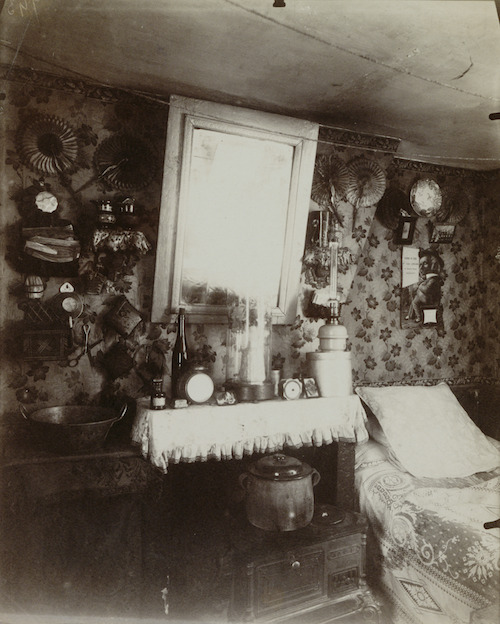 ウジェーヌ・アジェ『働く女性の部屋、ベルヴィル通り』1910 東京都写真美術館※前期展示