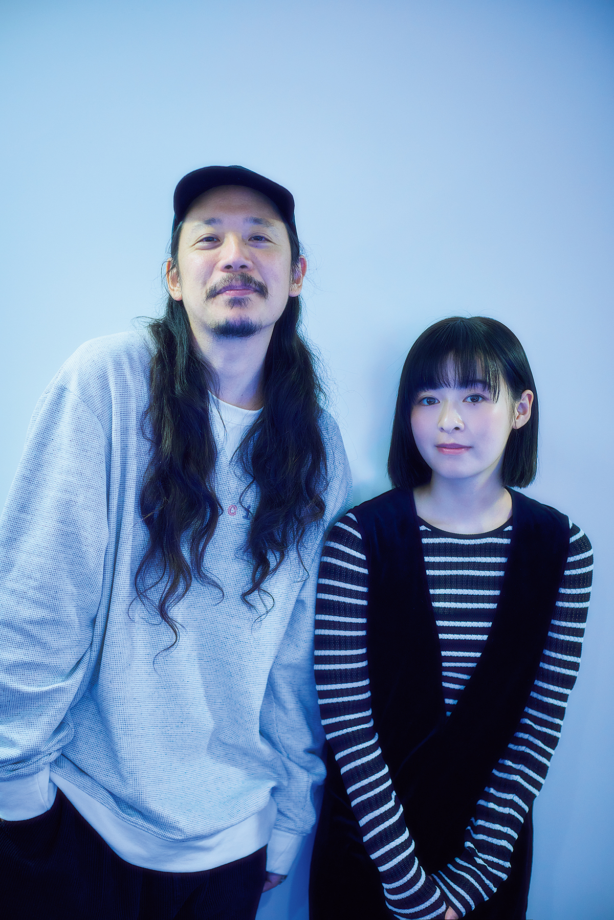 左：森七菜 ワンピース¥49,500／Caban（キャバン 丸の内店）トップ¥24,200／Des Prés（デ・プレ）