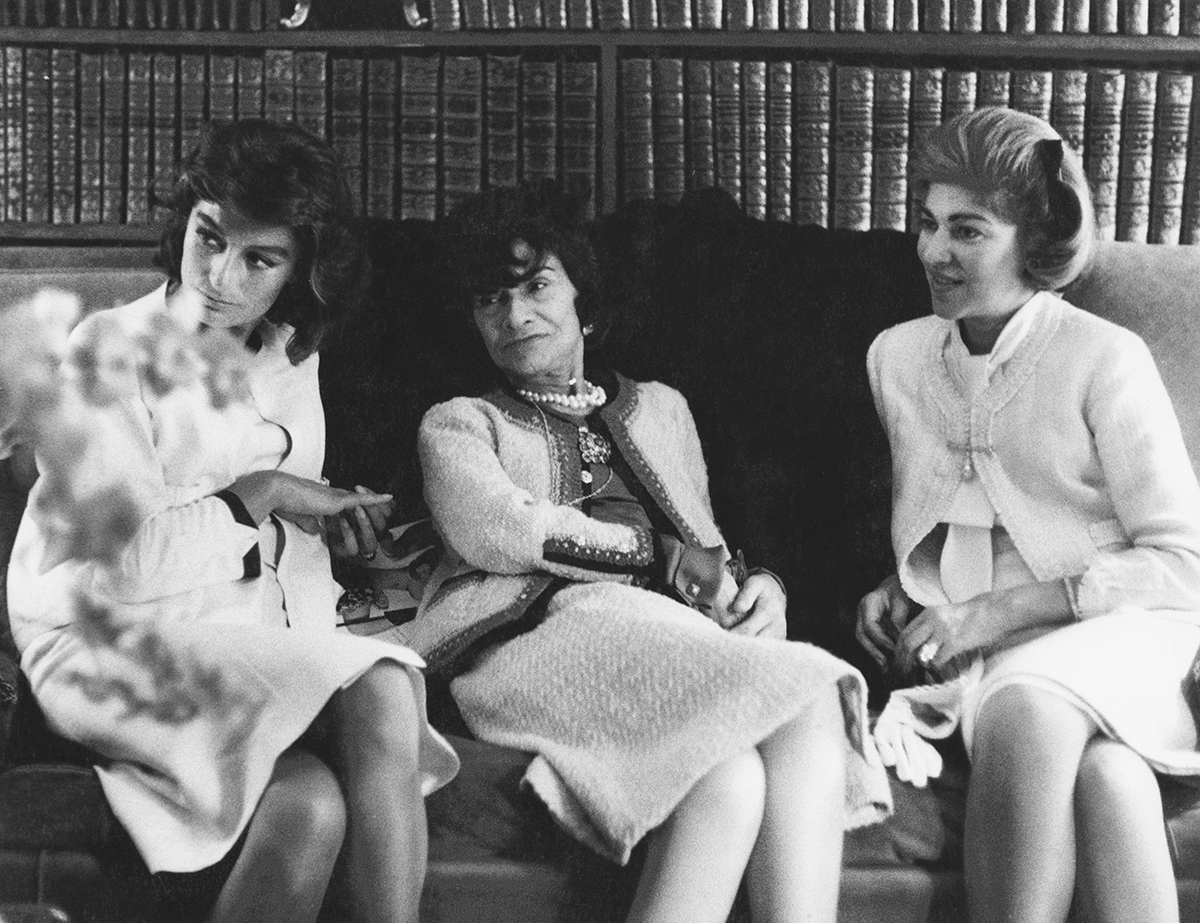 ツイードジャケットを纏ったガブリエル・シャネル © Getty Images