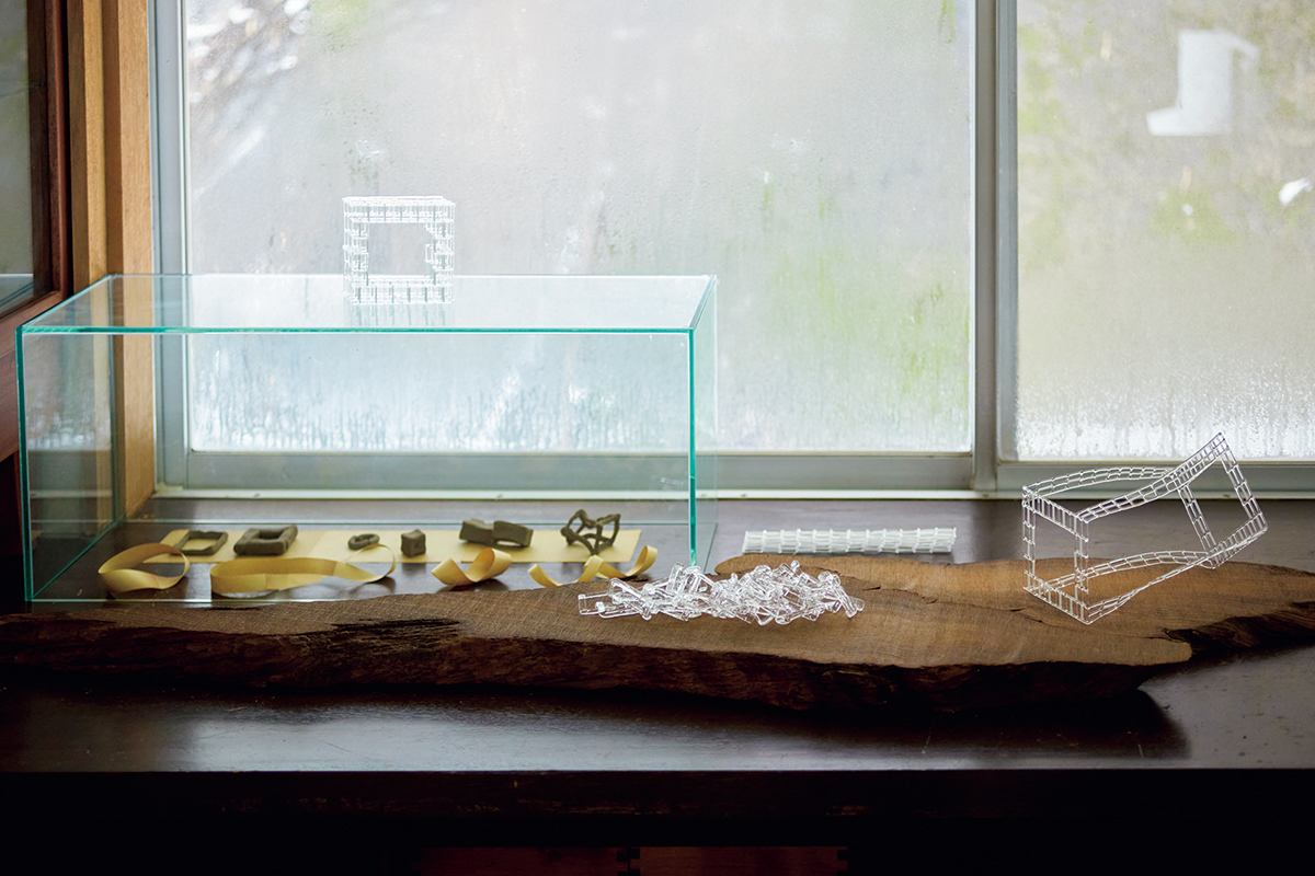 作品とともにショーケースの中には制作前に粘土や紙で作った模型が並べられている。