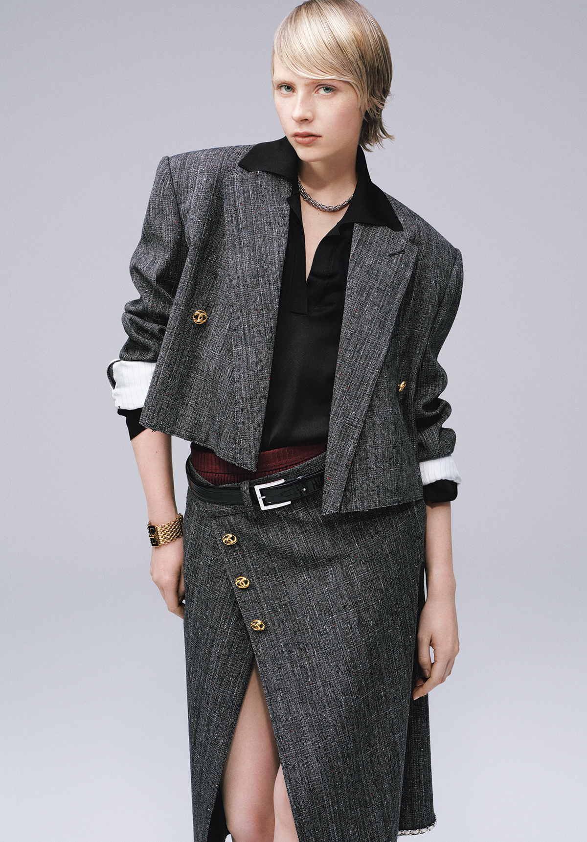 ジャケット￥1,178,100　プルオーバー￥618,200　スカート￥907,500　ニットのトランクス￥309,100　ネックレス￥227,700　ブレスレット￥357,500　ベルト￥176,000／すべてChanel（シャネル カスタマー ケア センター）