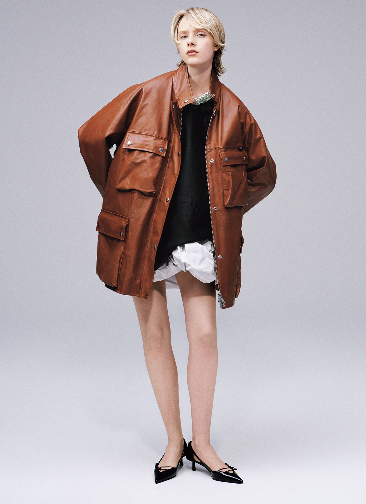 レザージャケット￥1,870,000　ドレス￥979,000　スカート￥500,500　シューズ￥192,500（すべて予定価格）／Prada（プラダ クライアントサービス）