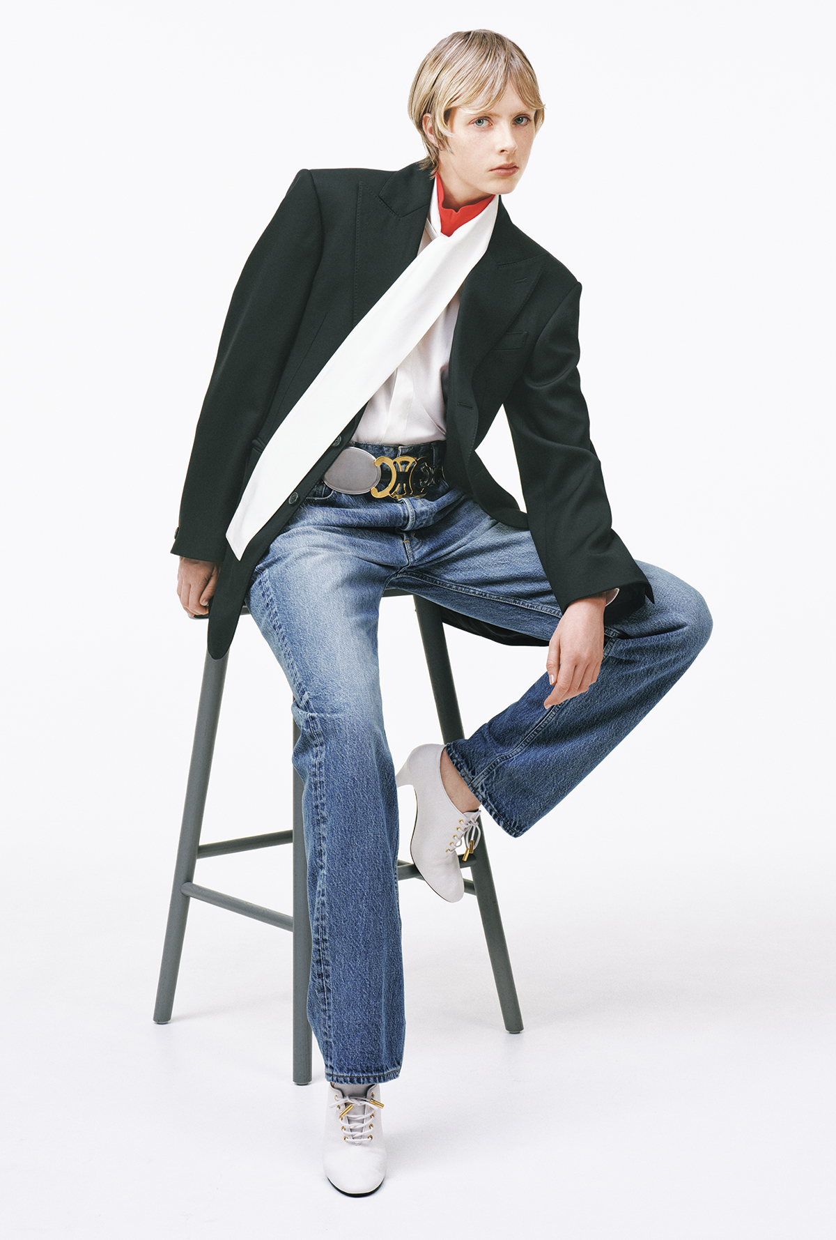 ジャケット￥451,000　ボウタイ付きのシャツ￥231,000　ハイネックTシャツ￥99,000　ジーンズ￥159,500　ベルト￥434,500　シューズ￥209,000（すべて予定価格）／Celine（セリーヌ ジャパン）