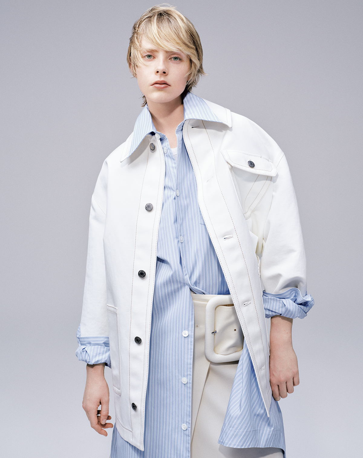 ジャケット￥176,000　シャツ￥93,500　Tシャツ￥30,800　スカート￥107,800／すべてAmi Paris（アミ パリス ジャパン）