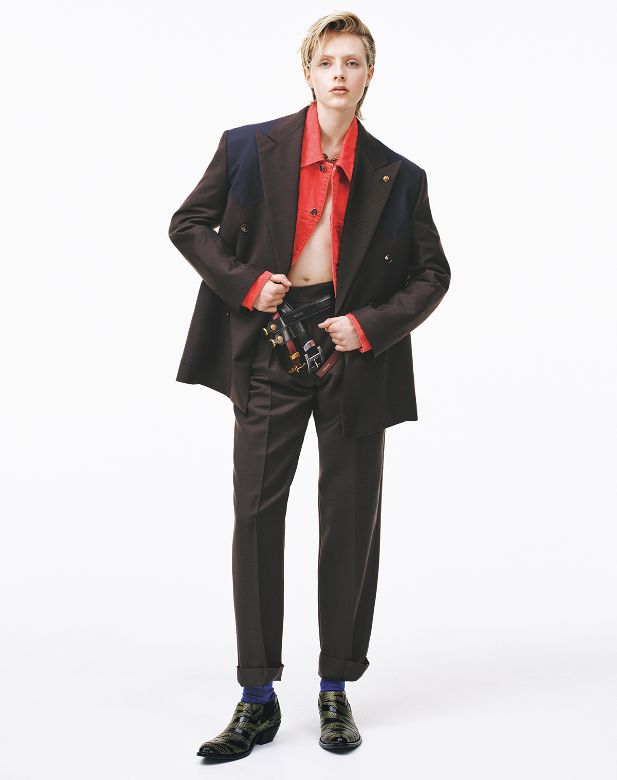 ジャケット￥473,000（参考価格）　デニムジャケット（参考色）￥275,000　ベルト（参考色）￥242,000　ソックス（参考色）￥24,200　パンツ　ネックレス　シューズ すべて参考商品／Versace（ヴェルサーチェ ジャパン）