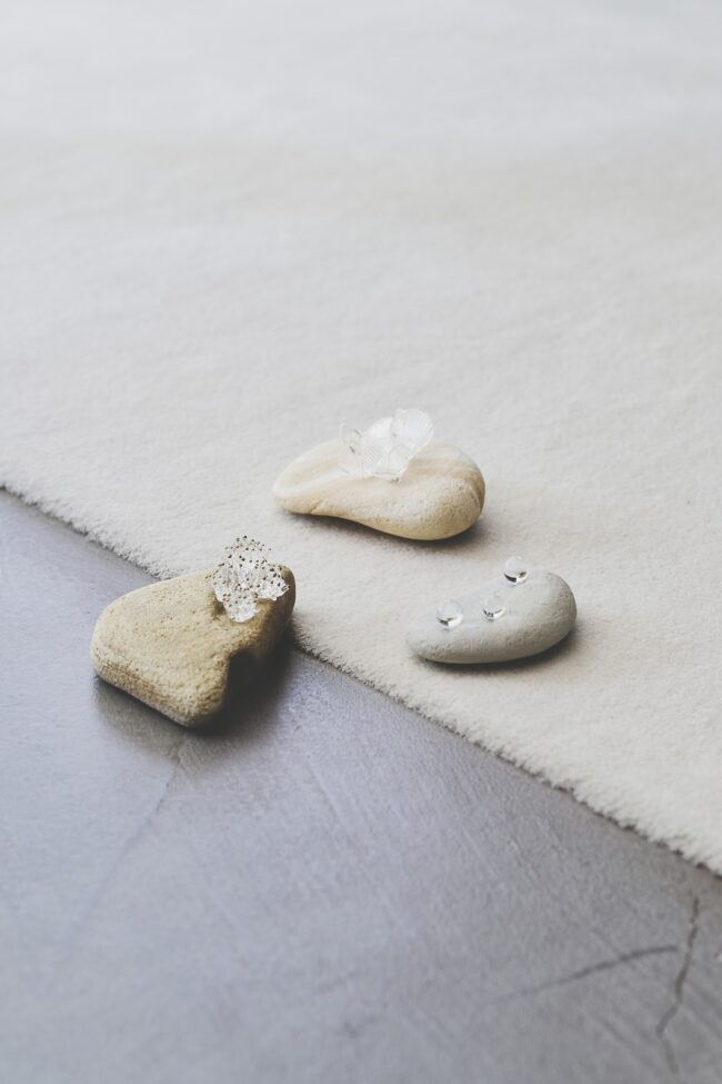 まるで石に繊細なガラスの植物が生息しているかのような『stone to burgeon』（すべて参考作品）¥16,500〜（参考価格）※6月以降の販売予定。