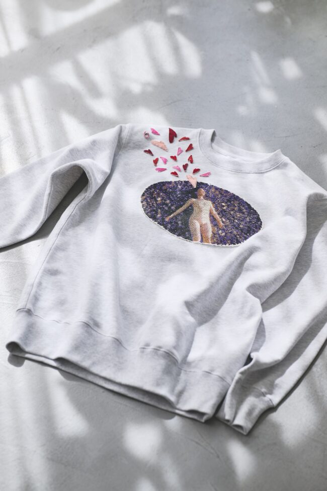 15色以上の糸を使って仕上げたウェアラブルなアートピース。スウェット『PLANET OF LOVE』¥137,500