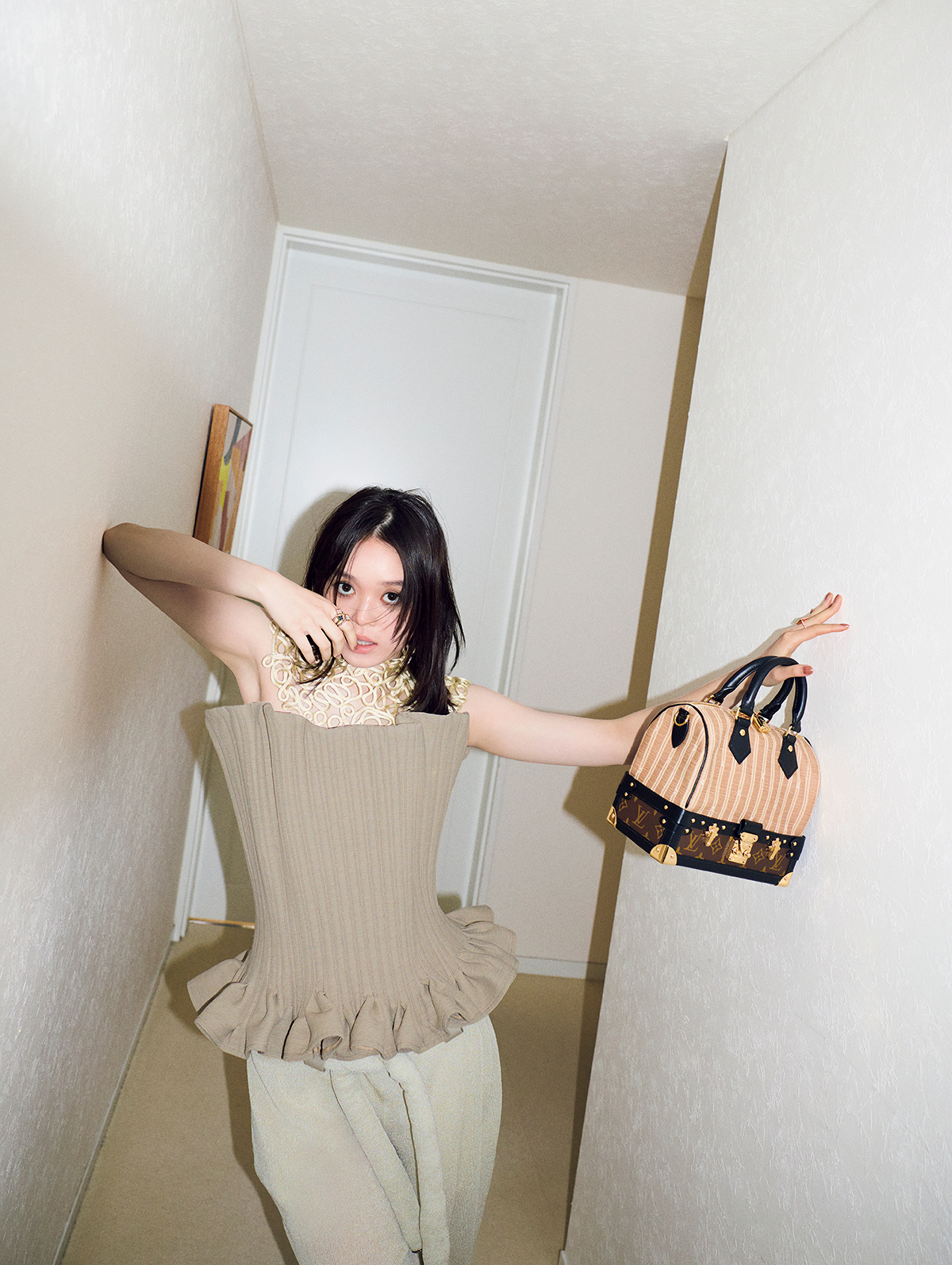 つけ襟 参考商品　トップ￥2,117,500（参考価格）　パンツ 参考商品　バッグ「スピーディ･バンドリエール 22」（ショルダーストラップ付）￥896,500 リング〈右手指先側から上・下〉（PG×マザーオブパール×DIA）各￥610,500　〈中〉（YG×ソーダライト×DIA）￥561,000　〈左手〉（PG×マザーオブパール×DIA）￥1,105,500／すべてLouis Vuitton（ルイ・ヴィトン クライアントサービス）