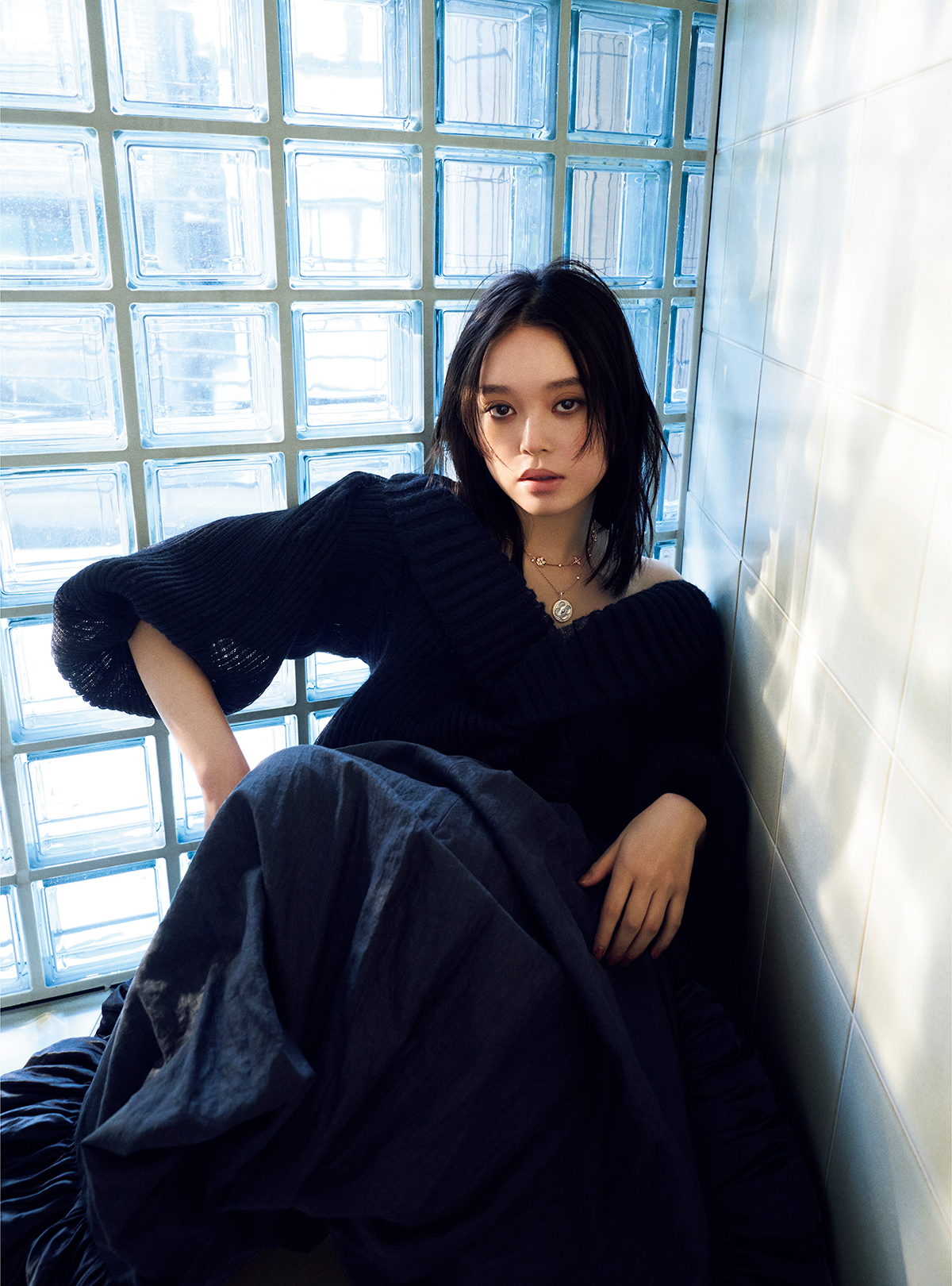 トップ￥814,000　スカート￥1,650,000　ネックレス（PG×ピンクマザーオブパール×DIA）￥2,629,000　ペンダント（PG×マザーオブパール×DIA）￥3,586,000／すべてLouis Vuitton（ルイ・ヴィトン クライアントサービス）