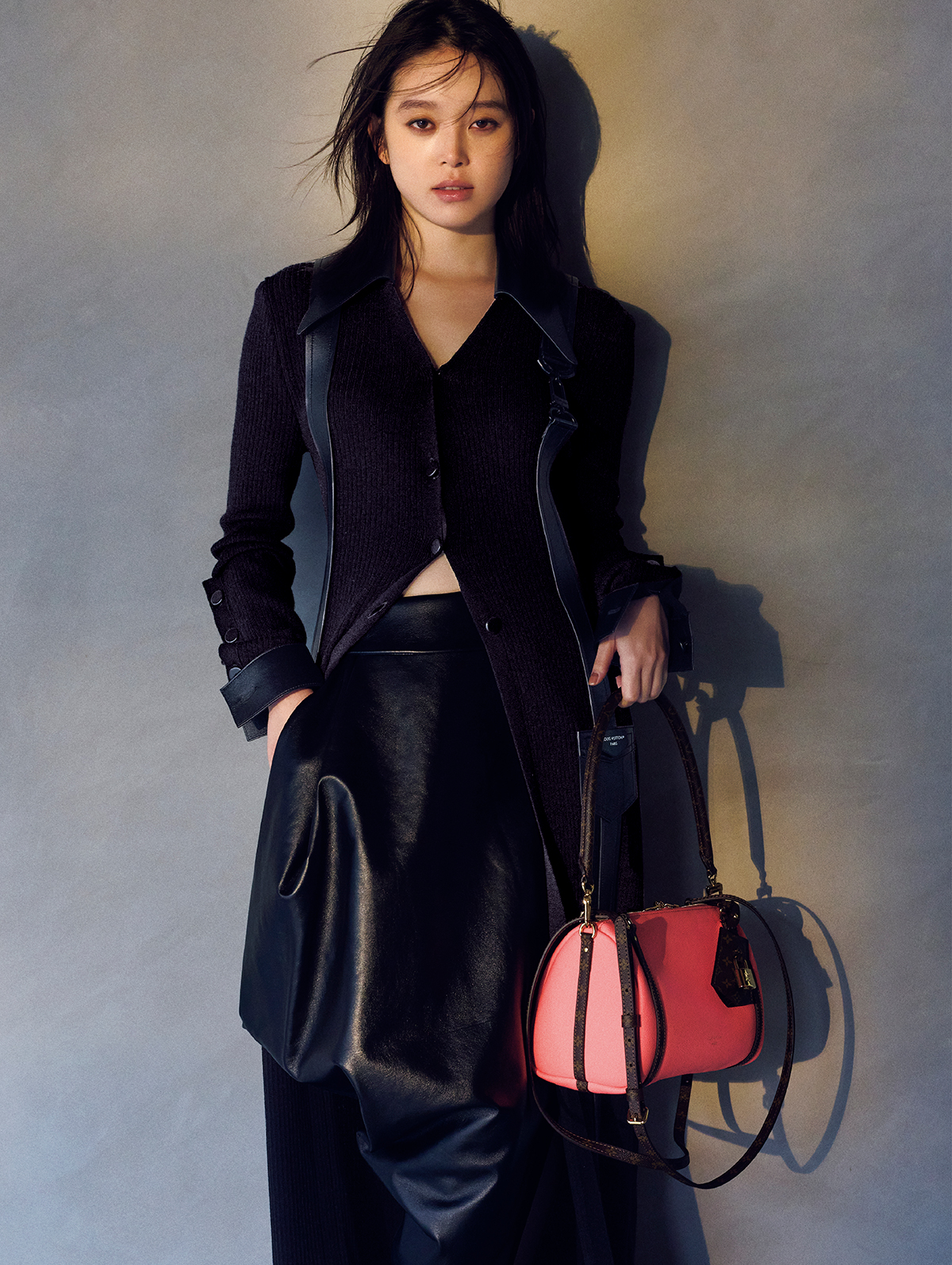 ニットコート￥1,028,500（予定価格）　スカート￥891,000　バッグ「エクスプレス PM」￥638,000／すべてLouis Vuitton（ルイ・ヴィトン クライアントサービス）