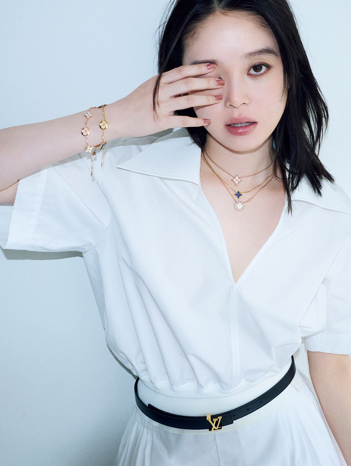 ブレスレット〈手先側から〉（YG×ソーダライト×DIA）￥1,897,500　（PG×マザーオブパール×DIA）￥2,629,000　ネックレス〈上から〉（PG×ピンクマザーオブパール）￥543,400　（YG×ソーダライト×DIA）￥526,900　（PG×マザーオブパール×DIA）￥1,089,000　シャツ￥359,700　パンツ￥446,600（予定価格）　ベルト￥72,600／すべてLouis Vuitton（ルイ・ヴィトン クライアントサービス）