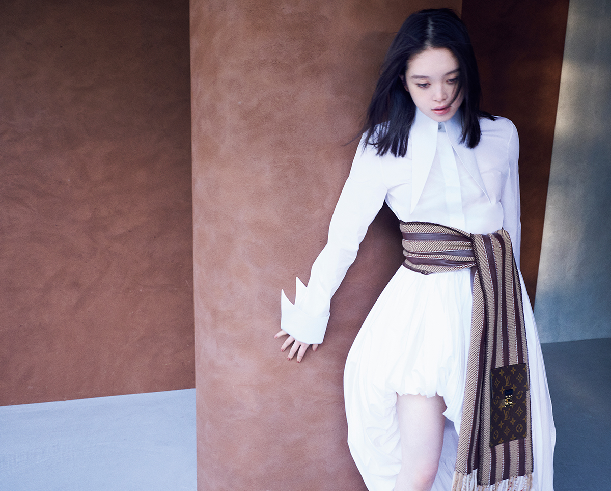 シャツ￥359,700　スカート￥874,500　マフラー￥632,500／すべてLouis Vuitton（ルイ・ヴィトン クライアントサービス）