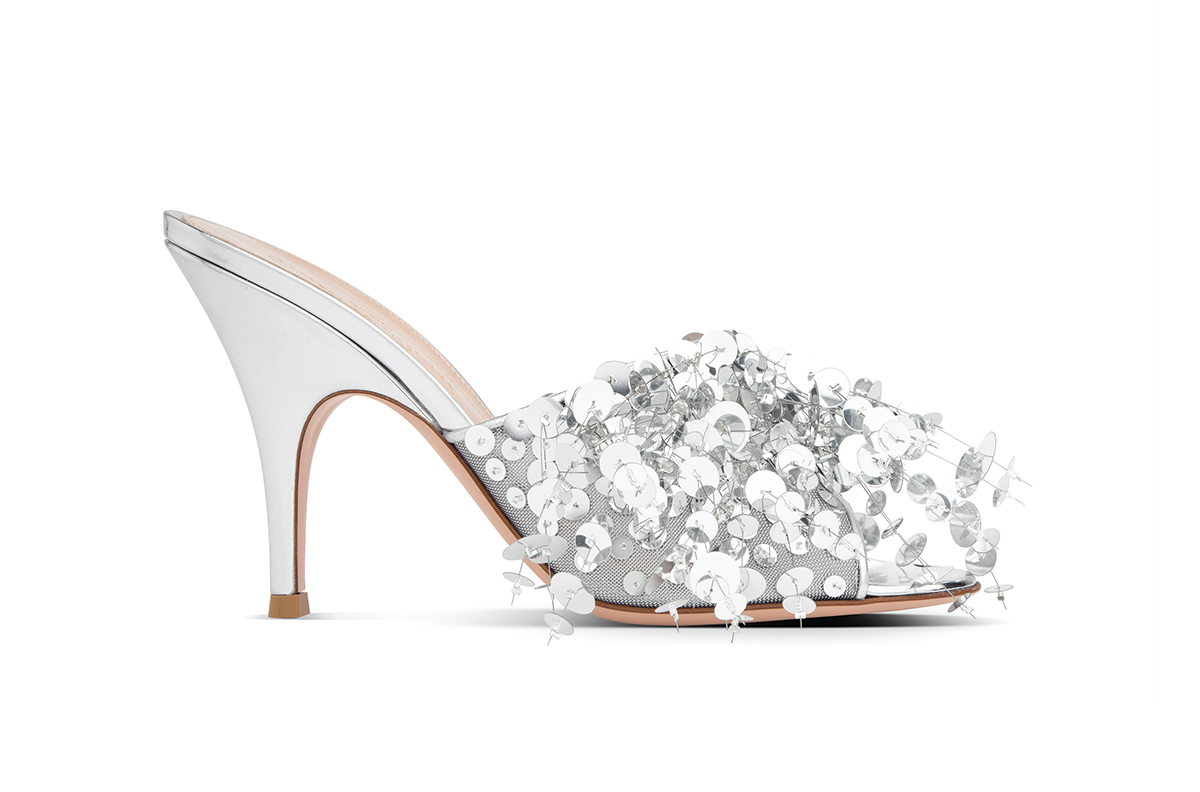 スパンコールが煌めくサンダル（ヒール9.5cm）¥532,000／Gianvito Rossi（ジャンヴィト ロッシ ジャパン）