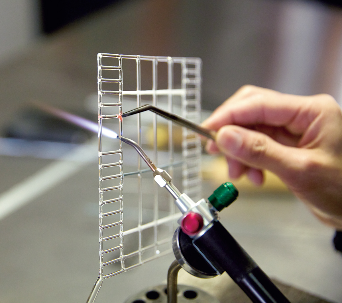 炎でガラス棒やガラス管を溶かして加工する、バーナーワーク技法で制作。