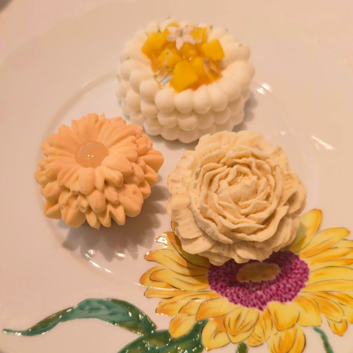 （上から時計回りに「エキゾチックフルーツのパブロバ」、「マダガスカル産バニラとピーカンナッツのフラワーケーキ」、「シトラスフラワー」）