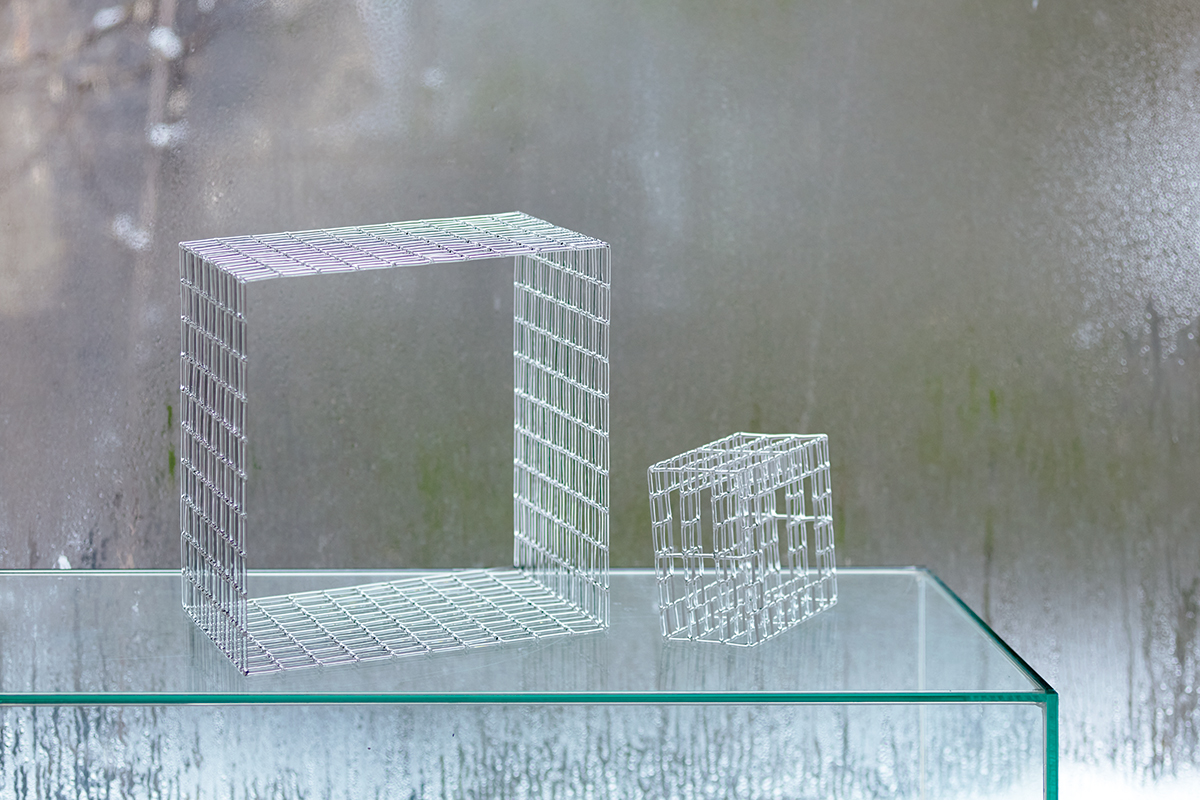 グラフィカルなガラス作品。左：《Passage》 右：《Three Steps》