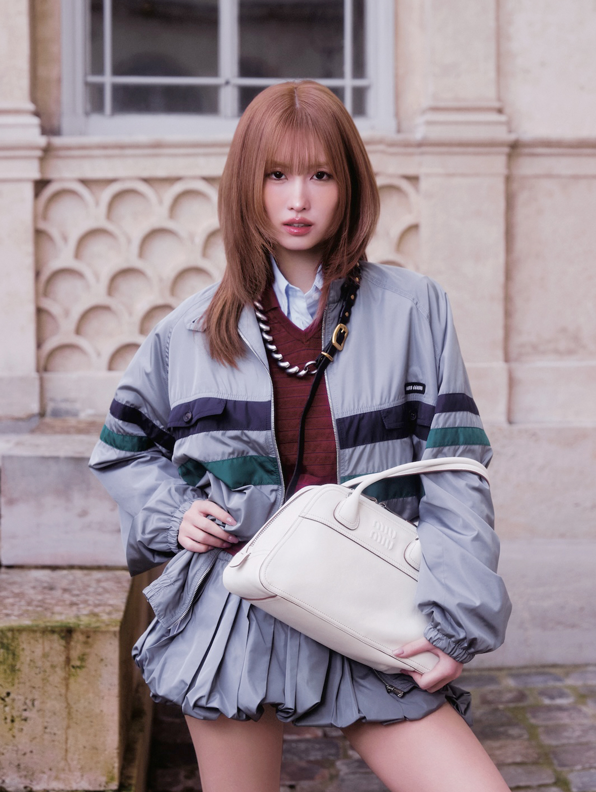 ブルゾン￥495,000　シャツ￥148,500　ニットトップ￥291,500　スカート￥363,000　ネックレス￥187,000　バッグ￥561,000（すべて予定価格）／Miu Miu（ミュウミュウ クライアントサービス）