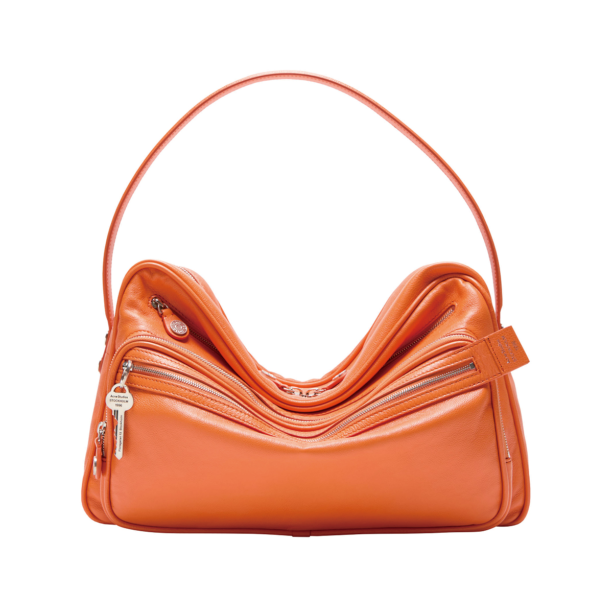 立体フォルムを描くバッグ（H28×W42×D11cm）¥352,000／Acne Studios（アクネ ストゥディオズ アオヤマ）