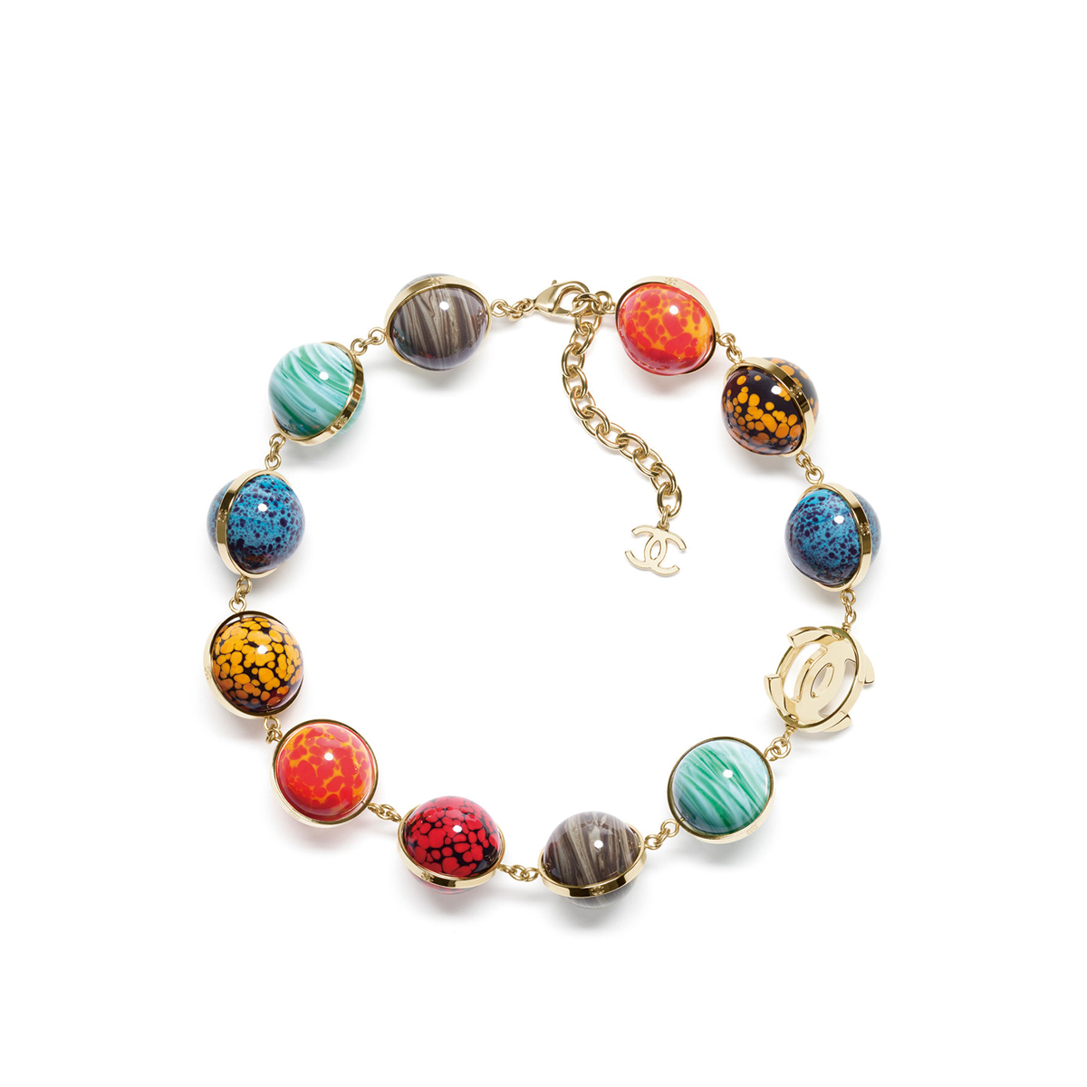 惑星が連なったようなネックレス¥500,500（予定価格）／Chanel（シャネル カスタマー ケア センター）