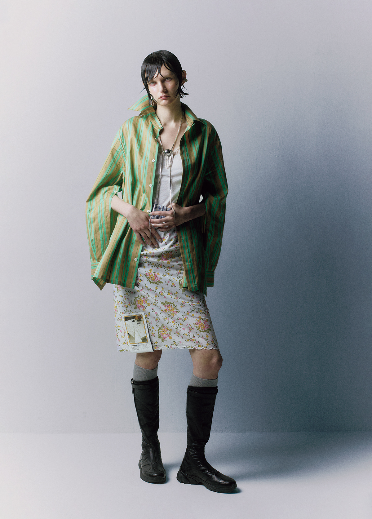 シャツ¥228,000／Setchu（ドーバー ストリート マーケット ギンザ）　スカート¥324,500　ソックス¥45,100／ともにJulie Kegels（ノースリバティー）　タンクトップ¥38,500／Kanako Sakai（カナコ サカイ）　インナーショーツ¥21,780／Baserange（ベースレンジ ジャパン）　ブーツ¥165,000／Our Legacy（エドストローム オフィス）　チェーンネックレス¥35,000　ネックレスにつけたブローチ¥45,800　〈左耳〉パールミックスイヤカフ¥19,500　クリスタルイヤカフ¥19,500　〈右耳〉チェーンカフ付きピアス¥29,500／すべてPearl Octopuss.y（オフィス コイズミ）