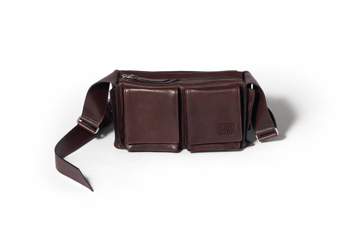 スクールコードを感じさせるバッグ（H14.5×W26×D9.5cm）¥462,000（予定価格）／Miu Miu（ミュウミュウ クライアントサービス）