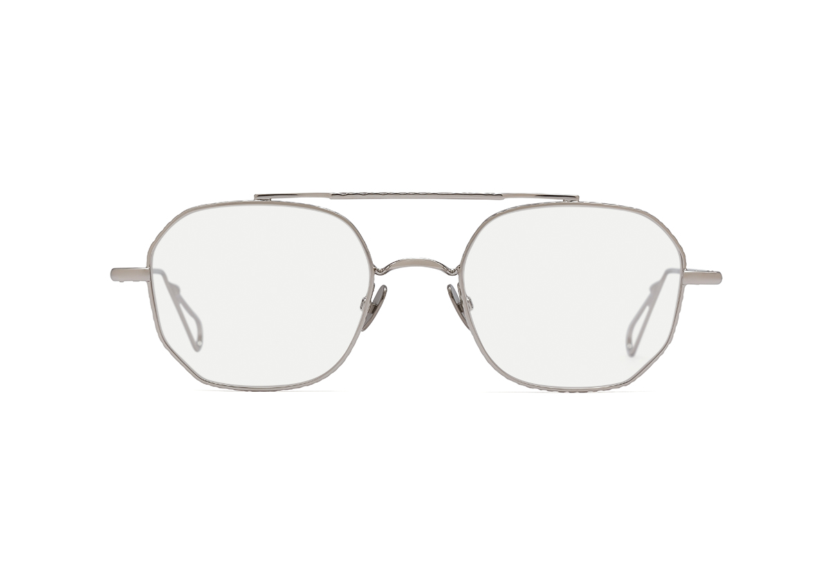 極細メタルフレームの眼鏡¥83,600／Ahlem（エドストローム オフィス）