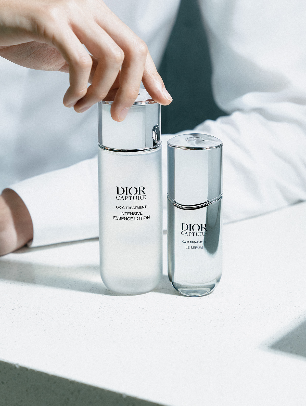 （左）ディオール カプチュール インテンシブ エッセンス ローション175ml ￥10,450（5月1日発売）（右）ディオール カプチュール ル セラム 30ml ￥17,270／ともにDior（パルファン・クリスチャン・ディオール）