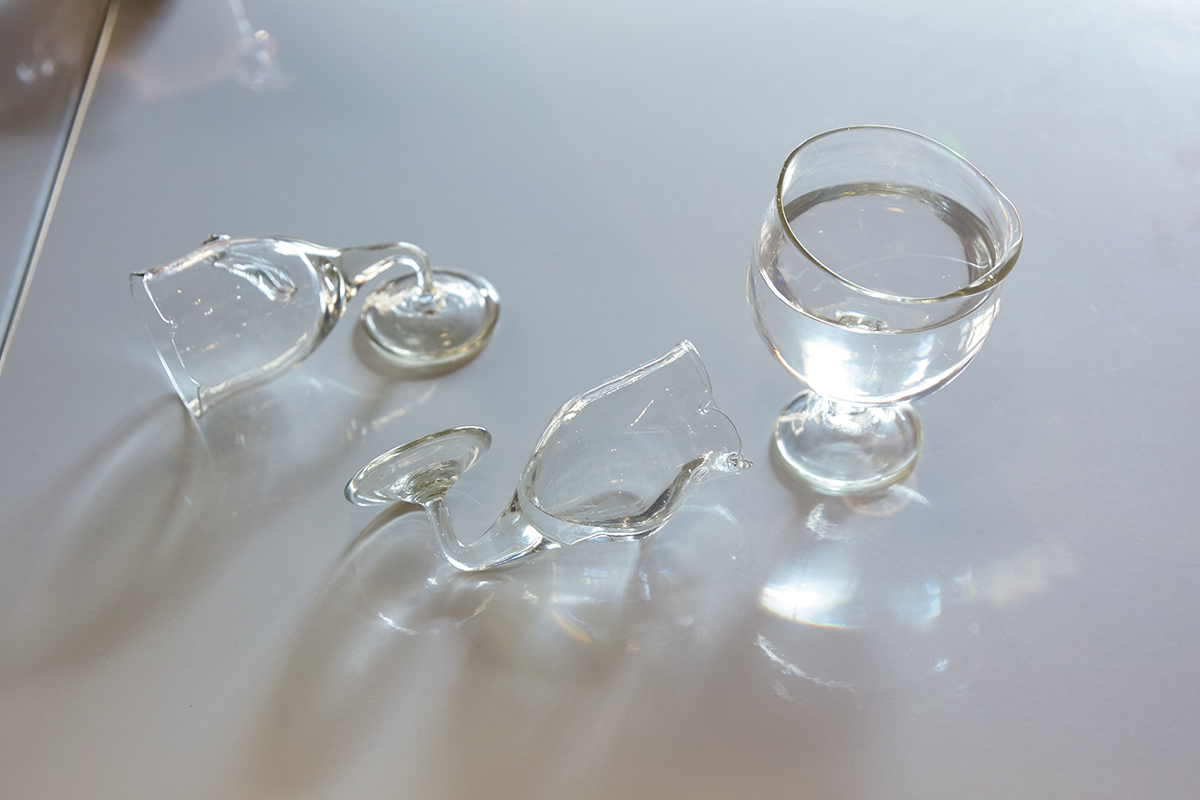 （左・中）深々と頭を下げているような「dogeza glass」。（右）「cozy glass」