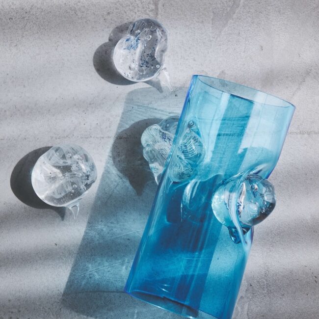 Numero CLOSETにて販売中の今田莉野生の作品。『つぶやきのかたまり』各￥33,000『Between』(Large)￥66,000