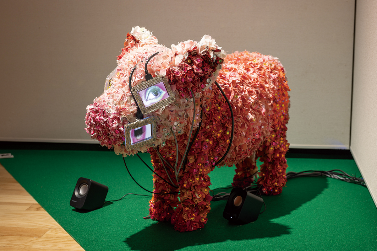 《Working Pig》（2026）。ブタの体に笹岡の体のパーツを当て込むことで、人と動物の境界を問う。