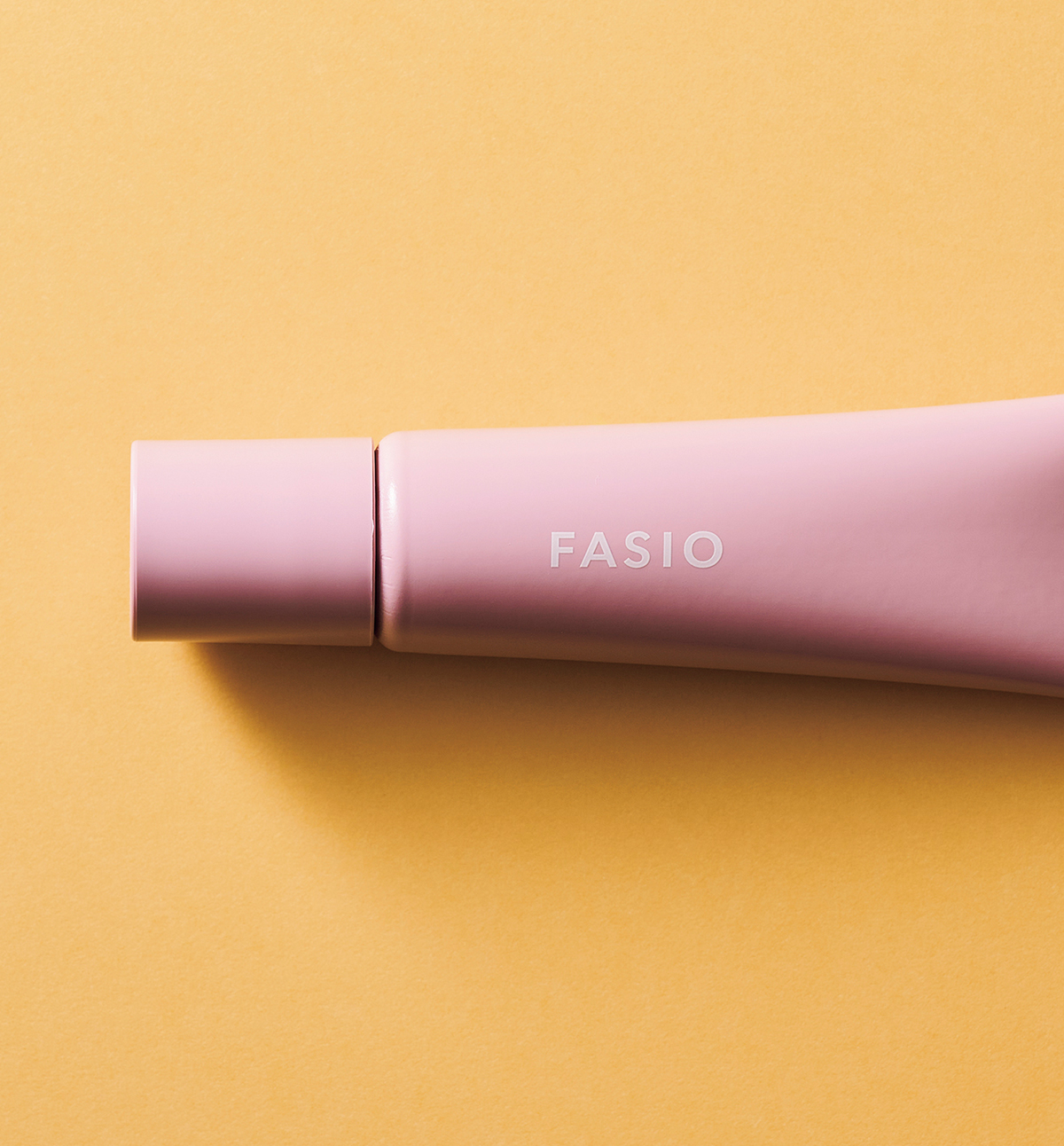 ぷるんとリップ美容液 UV SPF13・PA+ 10g ￥1,210（4月16日発売）／Fasio（コーセー）