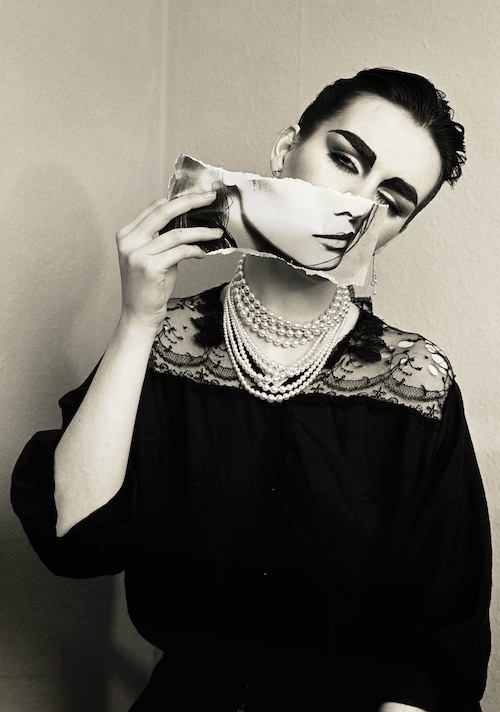 What I Do To Please You I Do, 1981–2008 Courtesy of the artist and Modern Art © Linder