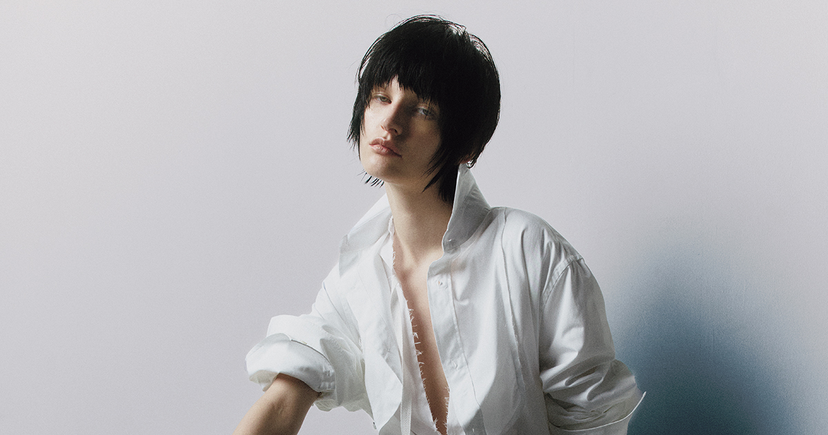 シャツの着こなしで表情を無限にするムード