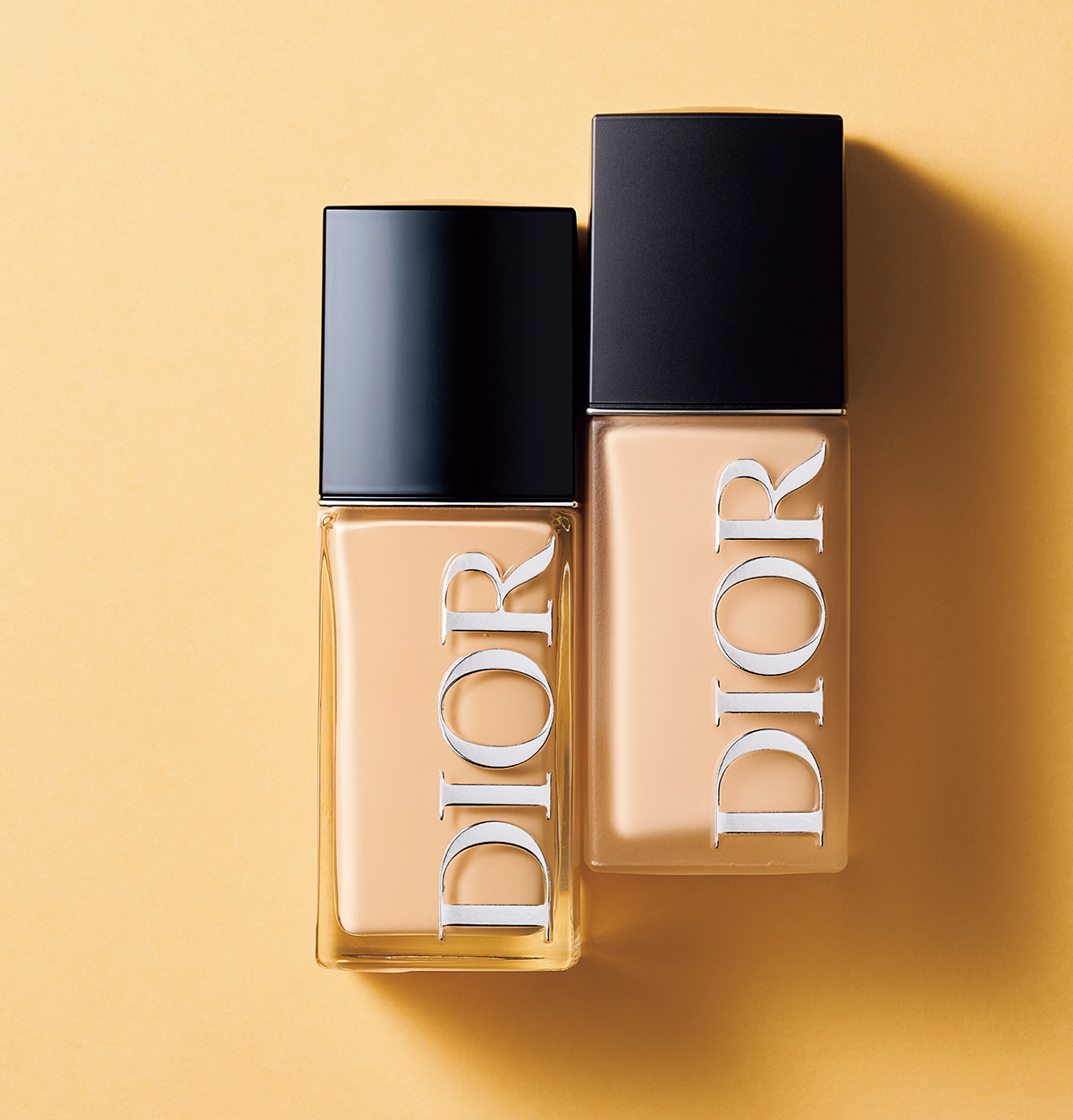 右：ディオール フォーエヴァー フルイド スキン ウェア SPF25・PA+++　左：同 グロウ SPF50・PA+++ ともに全11色 各￥8,030／Dior（パルファン・クリスチャン・ディオール）