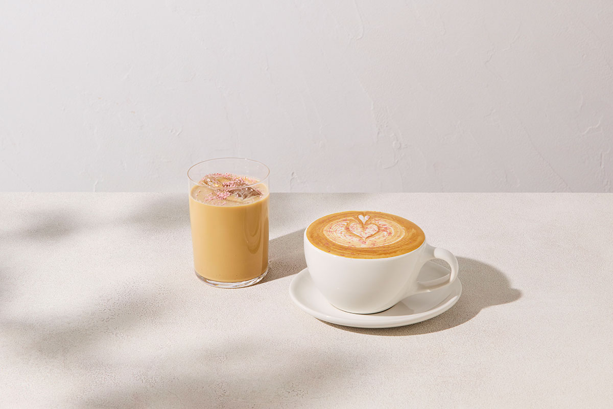 チェリーブロッサムラテ（ホット/アイス）各¥850 ※季節限定