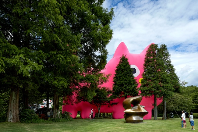 『デコレータークラブ―ピンクの猫の小林さん』2022年、彫刻の森美術館（神奈川県）での展示風景、Photo: Takafumi Sakanaka, courtesy of the artist