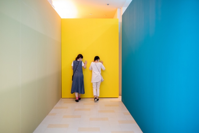 飯川雄大『デコレータークラブ―配置・調整・周遊』2020年、「ヨコハマトリエンナーレ 2020」（PLOT48）での展示風景、Photo: Takehiro Iikawa, courtesy of the artist